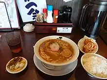 味玉ばり嗎ラーメン。紀州産の醤油を使用し、広島発の「新・和歌山ラーメン」を標榜している。味はこってり。無料の漬物が付いている。
