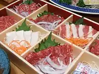 中央左はコウネ(たてがみが生えている部分)、中央右はフタエゴ(肩からバラにかけて広がる部分で、赤身を脂身が挟んでいる)