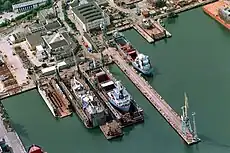 大小4基のFDを写した空中写真。ポーランドはグディニャの港にて2007年撮影。