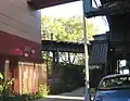 変電所とコニーアイランド車両基地に向かう線路および通りに降りる階段