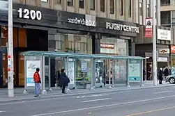 ベイ駅の出口と地上のバス乗り場
