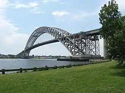 ベイヨンとスタテン島を結ぶベイヨン橋（英語版）