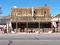 Sourdough Saloon、ネバダ州 ベイデー（英語版）。1905年頃建築。