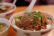 中国の牛雑河粉。ライスヌードルの具としてもつ煮が用いられたもの。