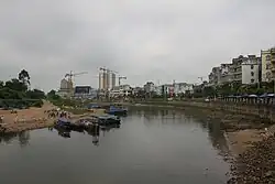 中国とベトナムとの国境になっている北崙河(中国語版、ベトナム語版)。写真の右側は東興市、左側はクアンニン省モンカイ市