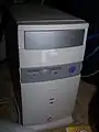 ベージュの小型タワーケース(microATXフォームファクタ)