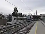 地下鉄車両（左）と並ぶSL95形（2016年撮影）