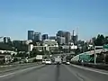 I-405（英語版）から望むダウンタウン (2007年8月)
