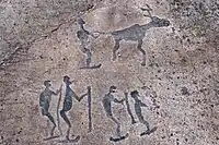 オネガ湖と白海の岩面彫刻/カレリア岩面彫刻 5 人のスキーヤーとトナカイが描かれている。これらの岩面彫刻は紀元前 7,000 ~ 6,000 年前に遡る。