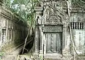 偽扉の付柱・まぐさ(リンテル)・破風(ペディメント)装飾