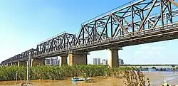 蚌山区側から望む京滬線の蚌埠淮河鉄道橋。淮河の対岸は淮上区