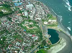 ブンクル市の空撮。中央にあるのはFort Marlborough