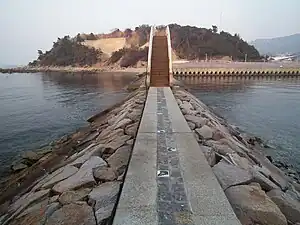 島側から丸山漁港を見る。