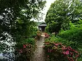 橋の向こうが弁天島。