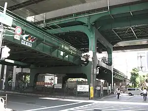 弁天町駅における大阪環状線（下）と中央線（上）の交差部分。橋脚の共有は交通局側が申し入れ、共同で設計された。（2010年8月21日）