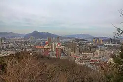 平頂山頂から望む本渓市街地