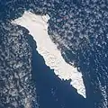 宇宙から見たベーリング島（冬）。全島が雪に覆われている。 1992年3月撮影。