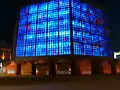 青色が浮かび上がる新教会堂の夜景
