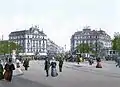 1900年代のポツダム広場。ホテル・ベルビュー（Hotel Belle Vue）とパラストホテル（Palast Hotel）が、北のブランデンブルク門に向けて伸びるケーニヒグレーツ通り（Königgrätzer Straße）の両脇に建つ