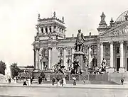 旧プロイセン王国ベルリンの帝国議会前に建てられたビスマルク国民像(ドイツ語版)。1900年撮影。