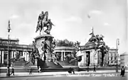 かつてベルリンにあったヴィルヘルム皇帝国民記念碑（ドイツ語版）（1900年頃撮影）。第二次大戦後、東ドイツによって破壊される。