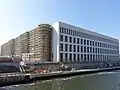 東南側の工事の状況（2018年3月）。左（南側）は王宮の外観復元が行われる部分、右（東側）は現代建築となる部分
