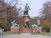 ベルリン・ティーアガルテン・グローサー・シュテルン(ドイツ語版)に移転したビスマルク国民像。2005年撮影。ティーアガルテンは西ベルリンなので第二次大戦後も破壊を免れた。