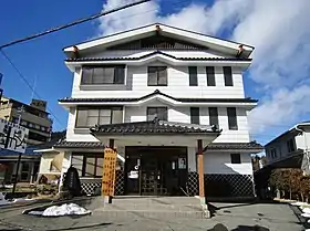 村役場跡に建つ別所温泉センター