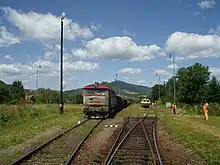 定期旅客列車休止後も鋼板コイル材輸送や沿線産の木材原木輸送の貨物列車が運行されている(ベトリアル鉄道駅、2015年)