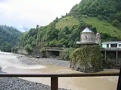 アチャリスツカリ川とズヴァレ聖ギオルギ聖堂