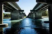 2本の橋の間のに見える川の景色