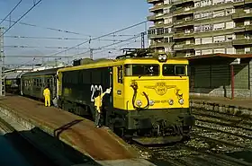 289形電気機関車(289-026号機)更新工事を受ける前の原型を保ち、南急行を牽引する