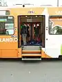 低床式プラットホーム停車時にはステップが展開する