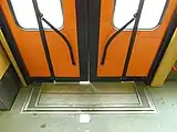 乗降扉下部に収納されているステップ