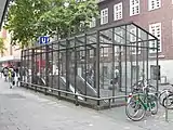 Jahnplatz駅の地上出入口