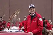 優勝記念パレードでは、球団筆頭オーナーのビル・デウィット・ジュニアがコミッショナーズ・トロフィーを携えていた