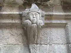 中世地区に残る顔の彫刻