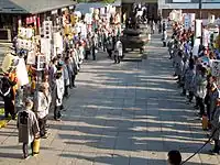 祭りの開始を待つ役員と連代表（善光寺境内）