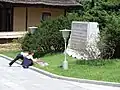 献花する少女