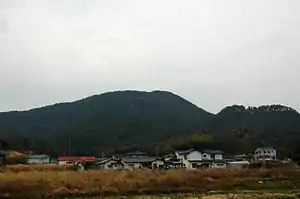 福山城跡（中央の山上）