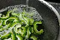 ざるで食材を洗う様子。洗った後はそのまま水きりができる。