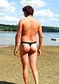 Tバック水着を着た男性