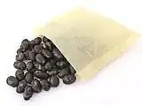 粉砕されていない黒豆茶