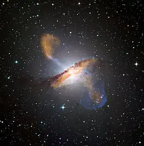 ヨーロッパ南天天文台 (ESO) による電波銀河ケンタウルス座Aのカラー合成画像。中心部から噴出するローブとジェットを確認できる。チリ ラ・シヤ天文台のMPG/ESO 2.2m望遠鏡に搭載された広視野イメージャー (WFI) による可視光の画像に、アタカマ砂漠の12mサブミリ波望遠鏡アタカマ・パスファインダー実験機 (APEX) による赤外線画像(オレンジ)とNASAのX線観測衛星チャンドラによるX線画像(青)を合成している。