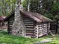 丸太小屋（ログキャビン）。1室（ワンルーム）タイプ。（ペンシルヴァニア州、Black Moshannon State Park、2008年）