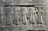 イエフ王の贈り物を持ったユダヤ人使節団の一部(黒色オベリスク、前841年-前840年)。