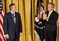 ジョージ・W・ブッシュ大統領から大統領自由勲章を授与されるトニー・ブレア元首相 (2009年、ワシントンD.C.にて。)