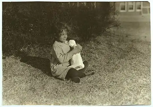微笑む盲児。(オクラホマ盲学校女生徒、1917年)