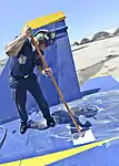機体を磨く整備員