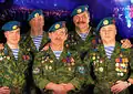 ベレーを着用したロシア空挺軍歌舞アンサンブルのメンバーたち。ベレー本体を傾けて被っているが、徽章は正面に付けられている。